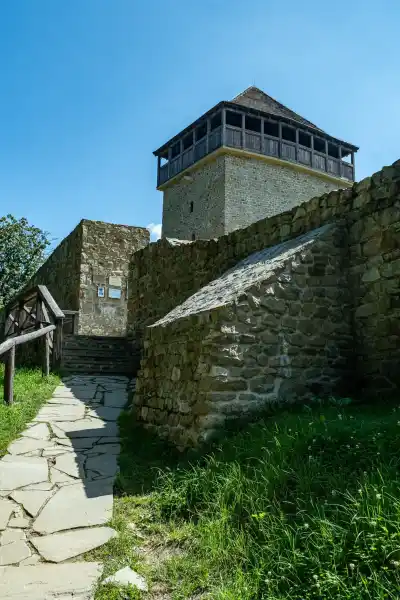 Zamek w Muszynie mury obronne i wieza